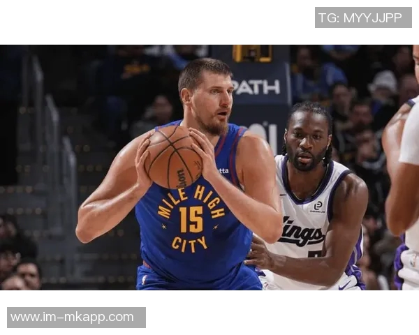 约基奇倒下后昔日好友现身邪魅一笑引发赛场风波 约基奇倒下后昔日好友现身邪魅一笑引发赛场风波