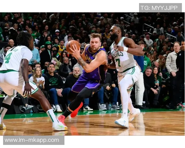 詹姆斯在东契奇和里夫斯的光芒下显得孤独让人心疼的篮球传奇