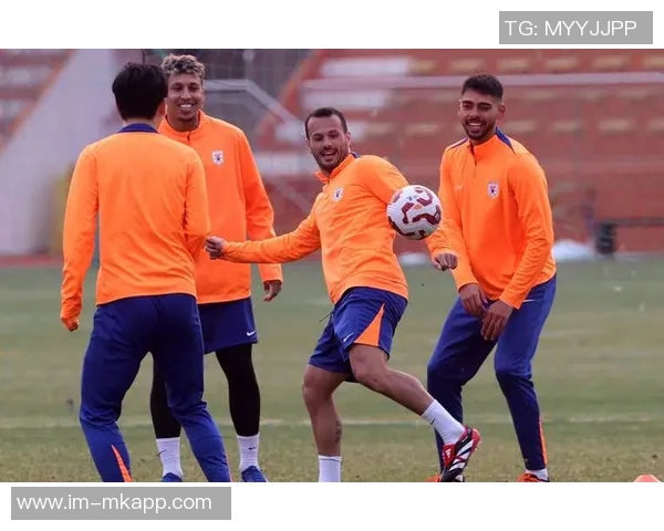 泰山外援瓦科携家人欢庆圣诞节合影留念尽享巴黎美好时光